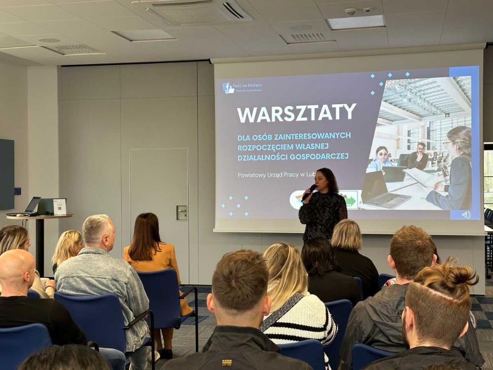 Zdjęcie galerii artykułu:  - Bezpłatne warsztaty - wystąpienie prelegenta z Powiatowego Urzędu Pracy